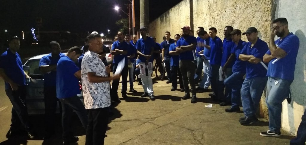 Dirigente sindical conversando com os trabalhadores na noite desta quinta-feira (12)